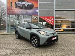 6x3)/ black mica (209) (gruen Gebraucht 2024 Toyota Aygo Team Kleinwagen | 18.950 €