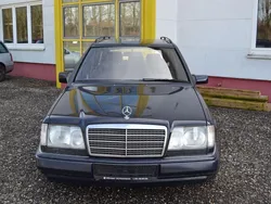 Blau Gebraucht 1995 Mercedes E200 Kombi | 2.888 €