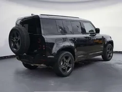 Schwarz Gebraucht 2024 Land Rover Defender SE Dynamic SUV | 69.999 € (Fairer Preis)