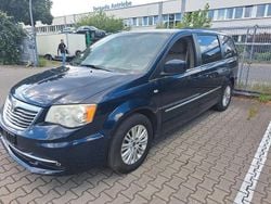 Blau Gebraucht 2013 Lancia Voyager Gold Van / Kleinbus | 8.200 €