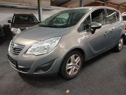 Grau Gebraucht 2011 Opel Meriva Design Edition Van / Kleinbus | 5.600 € (Fairer Preis)