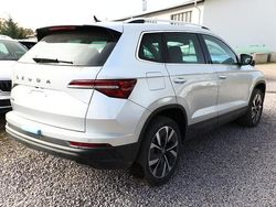 Brillantsilber metallic brillantsilber metallic Neu 2025 Skoda Karoq Selection SUV | 34.774 € (Fairer Preis)