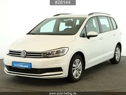 Pure white Gebraucht 2020 VW Touran Comfortline Van / Kleinbus | 25.380 € (Fairer Preis)