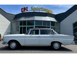 Weiß Gebraucht 1967 Mercedes 230 Limousine | 32.900 €
