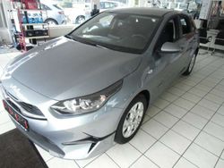 Lunarsilber metallic Gebraucht 2021 Kia Ceed Edition 7 Limousine | 19.290 €