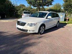 Weiß Gebraucht 2012 Skoda Superb Ambition Kombi | 8.500 € (Fairer Preis)