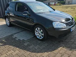Schwarz Gebraucht 2004 VW Golf V Kleinwagen | 2.600 € (Fairer Preis)