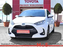 Weiß Gebraucht 2022 Toyota Yaris Hybrid Team Limousine | 18.490 € (Fairer Preis)