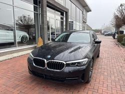 Black sapphire metallic (metallic) Gebraucht 2023 BMW 520 Kombi | 32.990 € (Guter Preis)