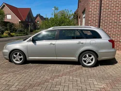 Silber Gebraucht 2004 Toyota Avensis Kombi | 2.300 €