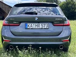Grau Gebraucht 2021 BMW 330e Luxury Line Kombi | 32.000 € (Fairer Preis)