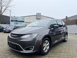 Grau Gebraucht 2016 Chrysler Pacifica Van / Kleinbus | 15.499 €