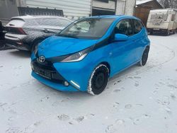 Blau Gebraucht 2017 Toyota Aygo Kleinwagen | 9.100 € (Guter Preis)
