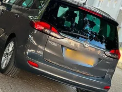 Grau Gebraucht 2014 Opel Zafira Van / Kleinbus | 1.900 €