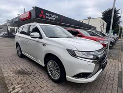 Weiß Gebraucht 2020 Mitsubishi Outlander P-HEV Basis SUV | 22.850 € (Fairer Preis)