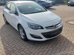 Weiß Gebraucht 2015 Opel Astra Limousine | 3.750 € (Etwas zu teuer)