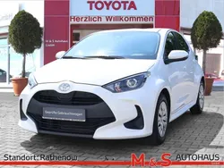 Weiß Gebraucht 2022 Toyota Yaris Comfort Limousine | 13.490 € (Fairer Preis)