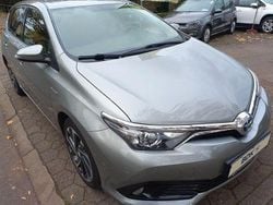 Grau Gebraucht 2016 Toyota Auris Hybrid Design Limousine | 13.950 € (Guter Preis)