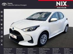 Schneeweiß Gebraucht 2022 Toyota Yaris Hybrid Basis Limousine | 17.900 € (Guter Preis)