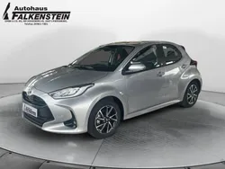 Shimmering silver metallic Gebraucht 2023 Toyota Yaris Hybrid Team Kleinwagen | 22.420 € (Fairer Preis)