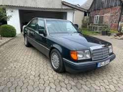 Schwarz Gebraucht 1990 Mercedes E260 Limousine | 5.450 €
