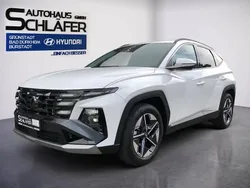 Atlas white / sol Gebraucht 2024 Hyundai Tucson Trend SUV | 32.980 € (Fairer Preis)