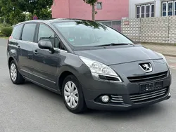 Grau Gebraucht 2010 Peugeot 5008 Premium Van / Kleinbus | 4.500 € (Fairer Preis)