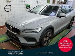 Grau Gebraucht 2023 Volvo V60 CC Plus Kombi | 33.980 € (Superpreis)