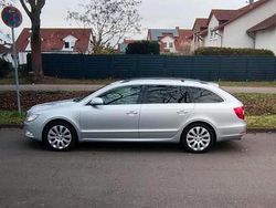 Silber Gebraucht 2012 Skoda Superb Kombi | 14.390 €