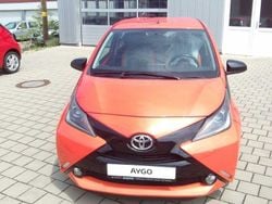 Orangemetallic Gebraucht 2015 Toyota Aygo X-play Kleinwagen | 8.990 € (Teuer)