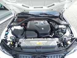 Weiß Gebraucht 2024 BMW 330e Performance Limousine | 43.900 € (Fairer Preis)