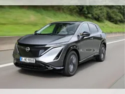 Grau (ceramic grey) Neu 2024 Nissan Ariya SUV | 43.490 € (Etwas zu teuer)