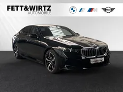 Saphirschwarz metallic Gebraucht 2024 BMW 530e M Sport Limousine | 60.800 € (Etwas zu teuer)