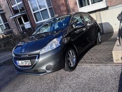 Grau Gebraucht 2014 Peugeot 208 Kleinwagen | 4.400 € (Fairer Preis)