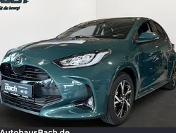 Grün Neu 2025 Toyota Yaris Hybrid Limousine | 28.460 € (Etwas zu teuer)