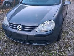 Grau Gebraucht 2004 VW Golf V Kleinwagen | 750 € (Fairer Preis)