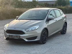 Grau Gebraucht 2015 Ford Focus Limousine | 5.900 € (Guter Preis)