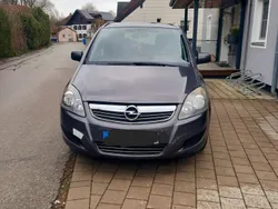 Grau Gebraucht 2010 Opel Zafira Edition Van / Kleinbus | 2.750 € (Fairer Preis)
