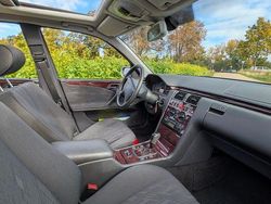 Silber Gebraucht 2001 Mercedes E200 Classic Limousine | 3.250 € (Fairer Preis)