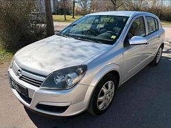 Grau Gebraucht 2005 Opel Astra Limousine | 2.200 € (Fairer Preis)