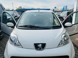 Weiß Gebraucht 2010 Peugeot 107 Urban Move Kleinwagen | 3.850 € (Fairer Preis)
