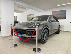 Grau Gebraucht 2024 Porsche Cayenne Turbo SUV | 153.000 €
