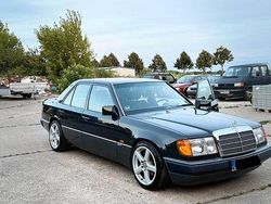 Schwarz Gebraucht 1991 Mercedes E200 Limousine | 11.099 €