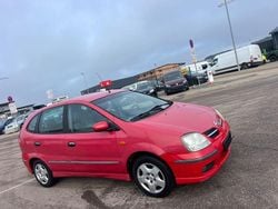 Rot Gebraucht 2003 Nissan Almera Tino Acenta Van / Kleinbus | 699 € (Superpreis)