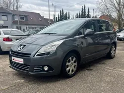 Grau Gebraucht 2009 Peugeot 5008 Premium Van / Kleinbus | 3.999 € (Fairer Preis)