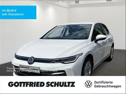 Weiß Gebraucht 2024 VW Golf VIII Life Limousine | 26.380 € (Fairer Preis)