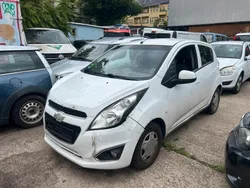 Weiß Gebraucht 2013 Chevrolet Spark Kleinwagen | 2.200 € (Guter Preis)