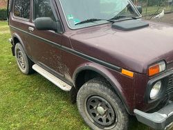 Rot Gebraucht 2011 Lada niva SUV | 4.600 € (Fairer Preis)