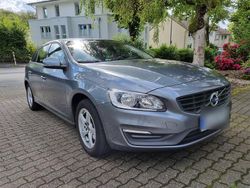 Grau Gebraucht 2016 Volvo V60 Kombi | 14.950 € (Fairer Preis)