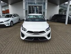 Deluxeweiss metallic Neu 2025 Kia Ceed Sportswagon Kombi | 32.990 € (Teuer)